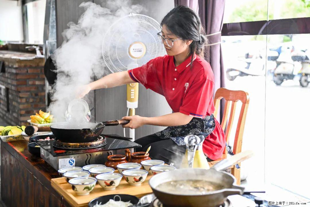全网追的“扁担女孩”，找了一份暑假工，时薪12元 - 北京生活资讯 - 北京28生活网 bj.28life.net